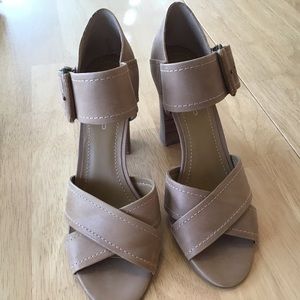 High Heels Size 8.5, Tan, Leather Bandolino EUC